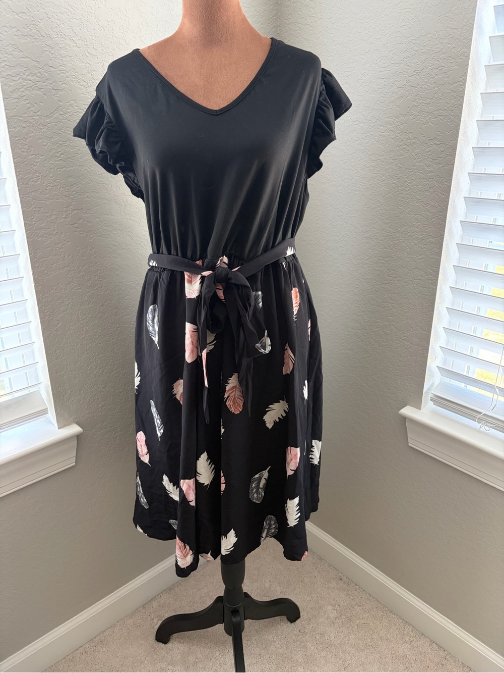 SHEIN Black V-Neck Flutter Sleeve Midi Dress with Feather Print